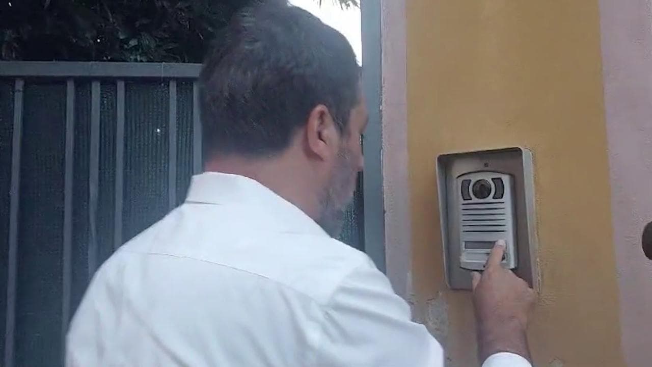 Matteo Salvini citofona a casa Bossi: la visita del ministro all'ex leader leghista