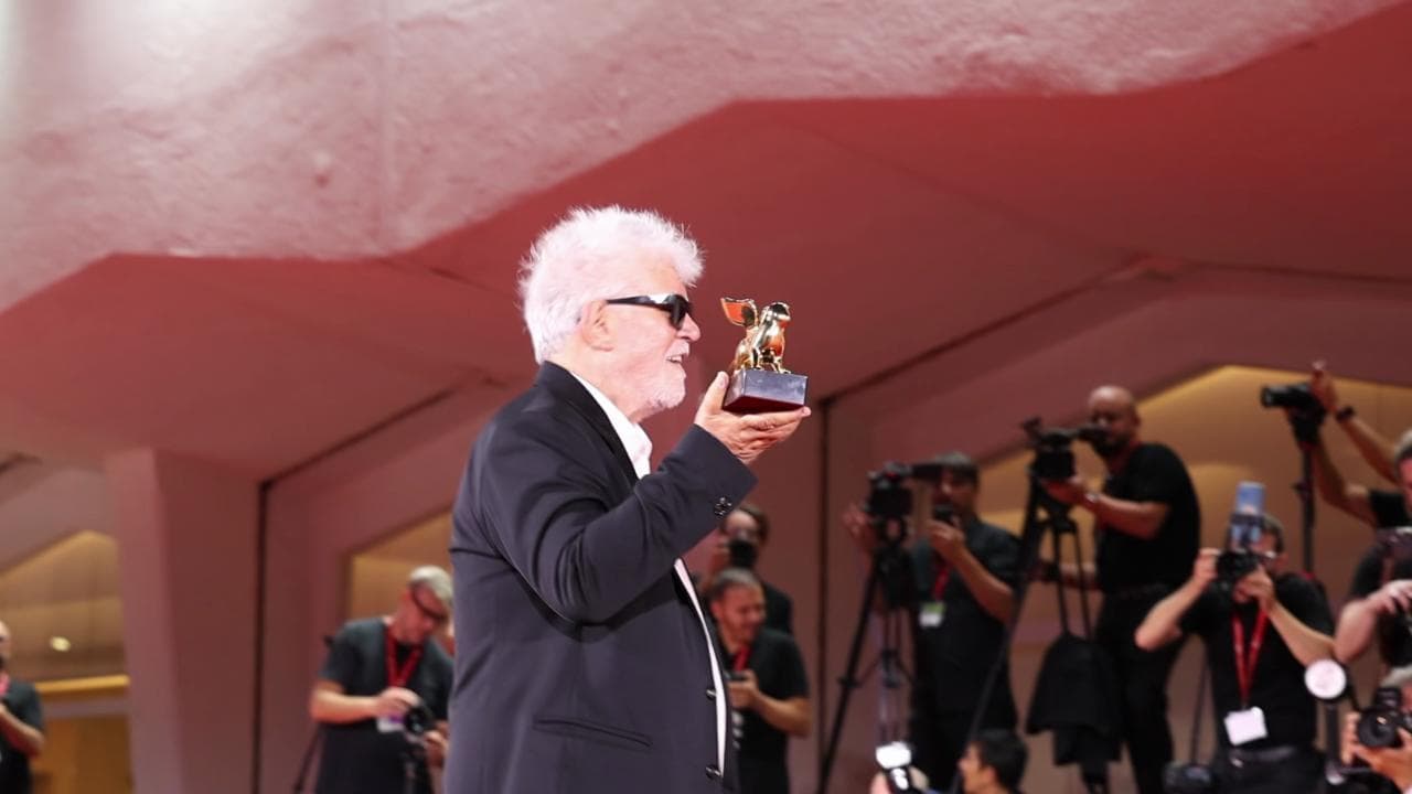Pedro Almodóvar Leone d'oro a Venezia 81: "L'eutanasia non è una questione politica ma di umanità"