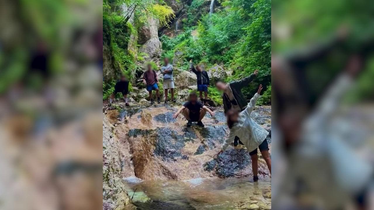 Turisti selvaggi violano i divieti per un selfie