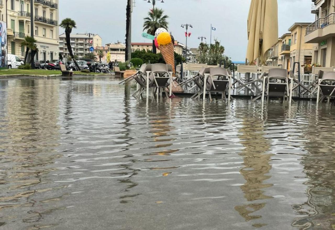 La passeggiata a Viareggio in Versilia allagata dalla pioggia e maltempo