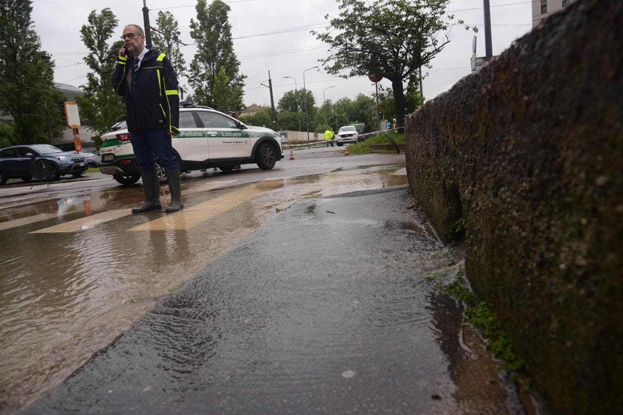Il Seveso esonda in zona Niguarda, nella foto assessore Marco Granelli