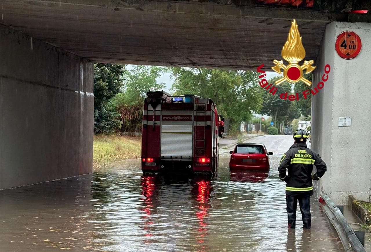 Vigili del fuoco intervengono per allagamenti a seguito del maltempo in località Andolaccio, Barberino del Mugello, in provincia di Firenze