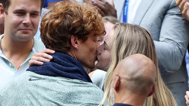 Sinner, il bacio con la fidanzata Anna Kalinskaya dopo il trionfo agli US Open e la dedica alla zia malata