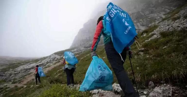 I volontari di Legambiente mentre raccolgono i rifiuti