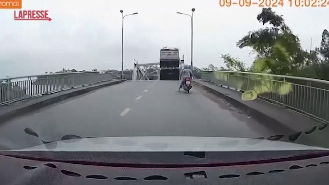 Crolla un ponte in Vietnam: la caduta dei veicoli nel fiume ripresa da una telecamera
