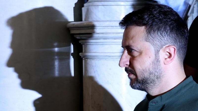 Zelensky, a fine agosto l’ordine più difficile: “Nascondete nei boschi la Costituzione e la bandiera”