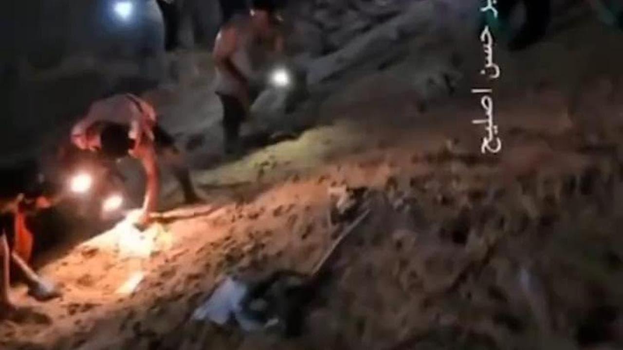 Gaza, attacco aereo a Khan Younis: si cercano vittime sotto le macerie. Idf: "Era un comando di Hamas"