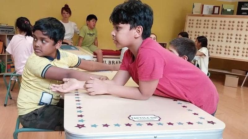Bambini della scuola Pisacane di Roma, quartiere di Tor Pignattara, partecipano al progetto Braille.
