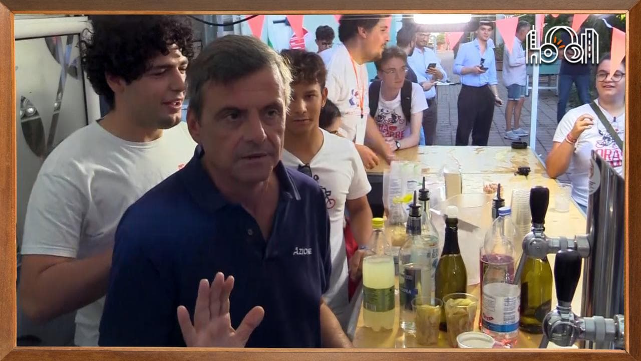 Metropolis - Calenda alla Festa dell'Unità impara a spillare birre: "C'è molta schiuma? Allora è abbastanza Pd!"