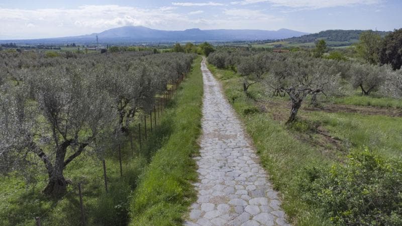 Cammini, l’accordo Cai-associazione Francigene: collaborazione triennale su promozione, manutenzione, segnaletica e mappe della Via