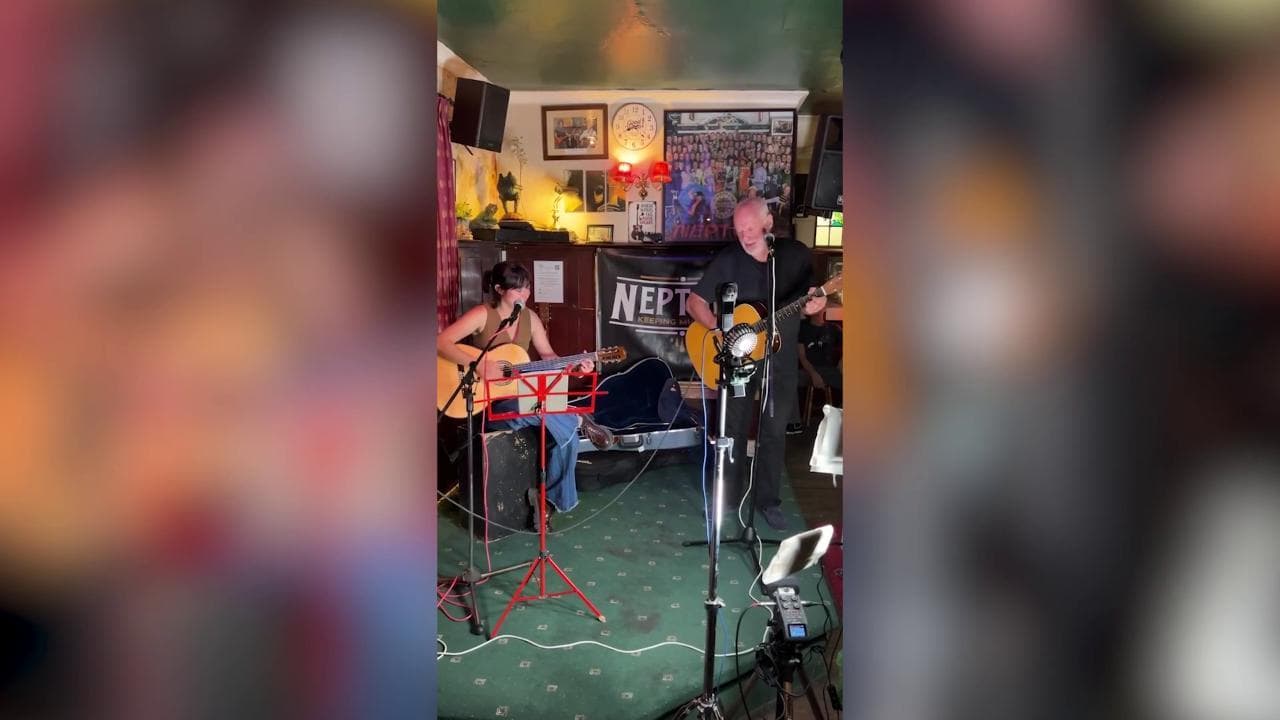 Gb, David Gilmour si esibisce a sorpresa in un pub: l'ex Pink Floyd suona con la figlia Romany "Wish You Were Here"