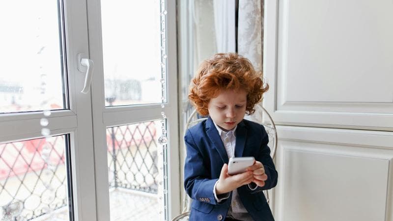 Valditara: “L’appello dei pedagogisti sugli smartphone segue la mia linea”