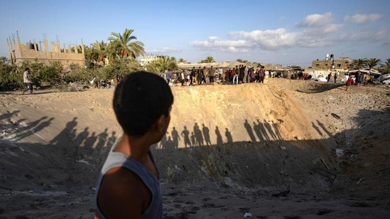 Il cratere rimasto nel campo di Al-Mawasi dopo le bombe Idf
