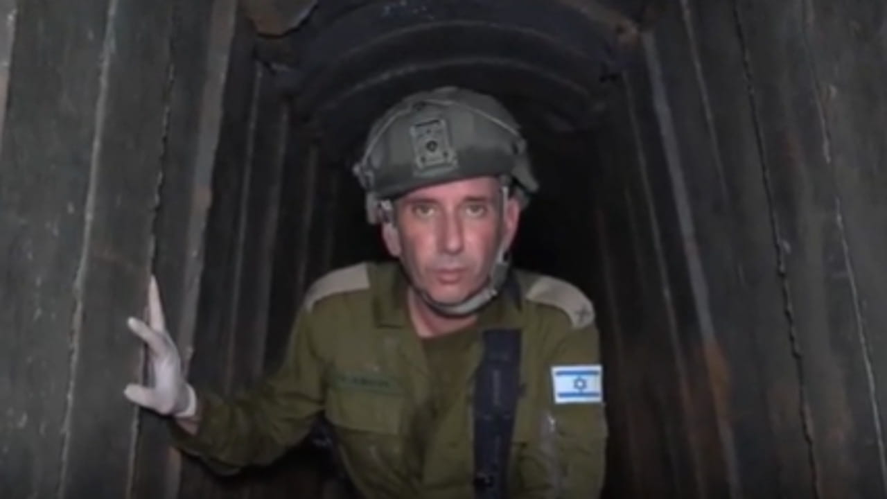 Gaza, nel tunnel dove sono stati uccisi gli ostaggi di Hamas: il video dell'Idf