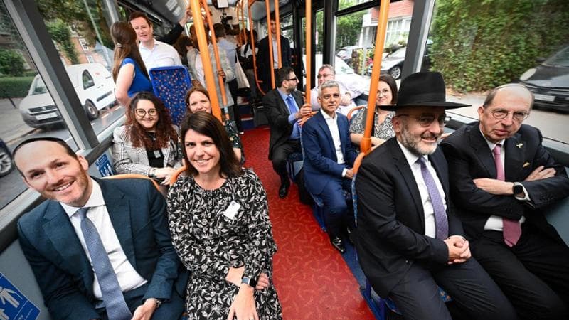 Londra, il bus “salva ebrei”: dopo il boom di aggressioni Khan inaugura la linea 310