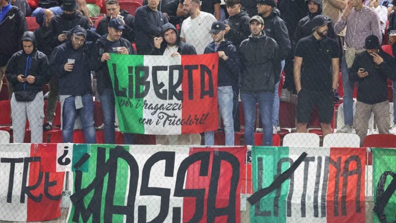 Il gruppo Ultras Italia con i suoi striscioni a Budapest
