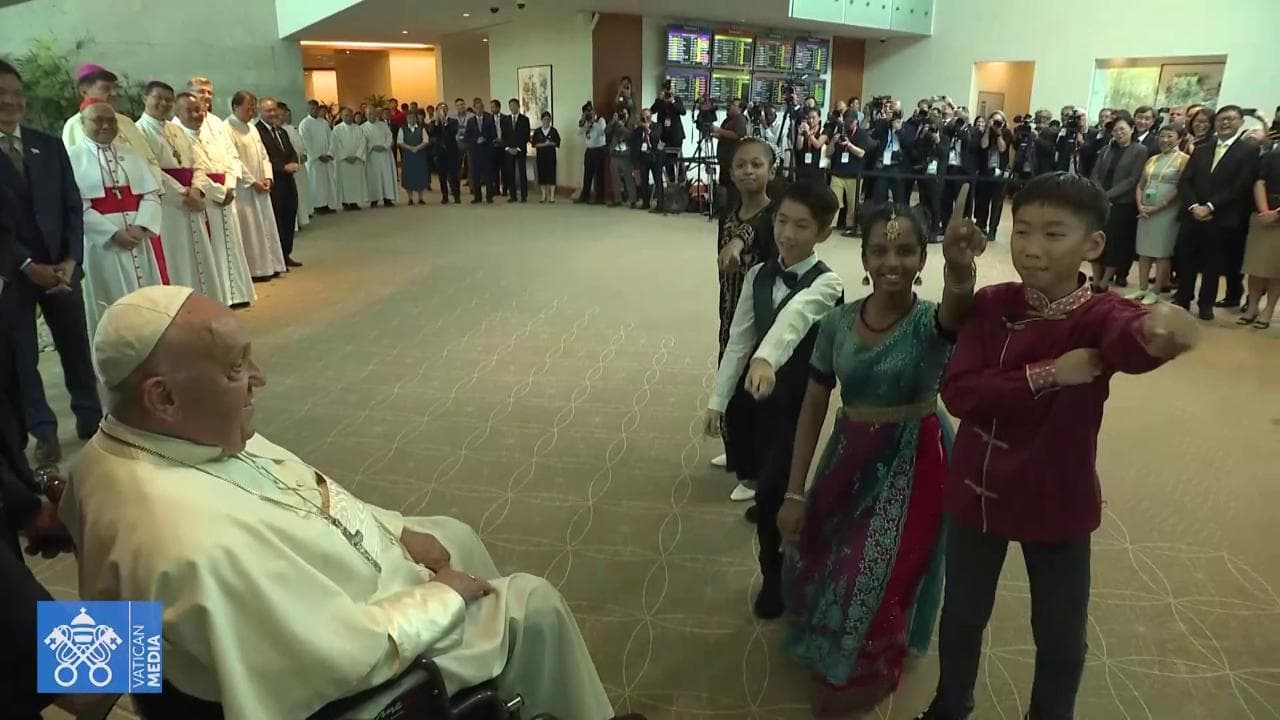 Papa Francesco arriva a Singapore: il divertente balletto di benvenuto dei bambini