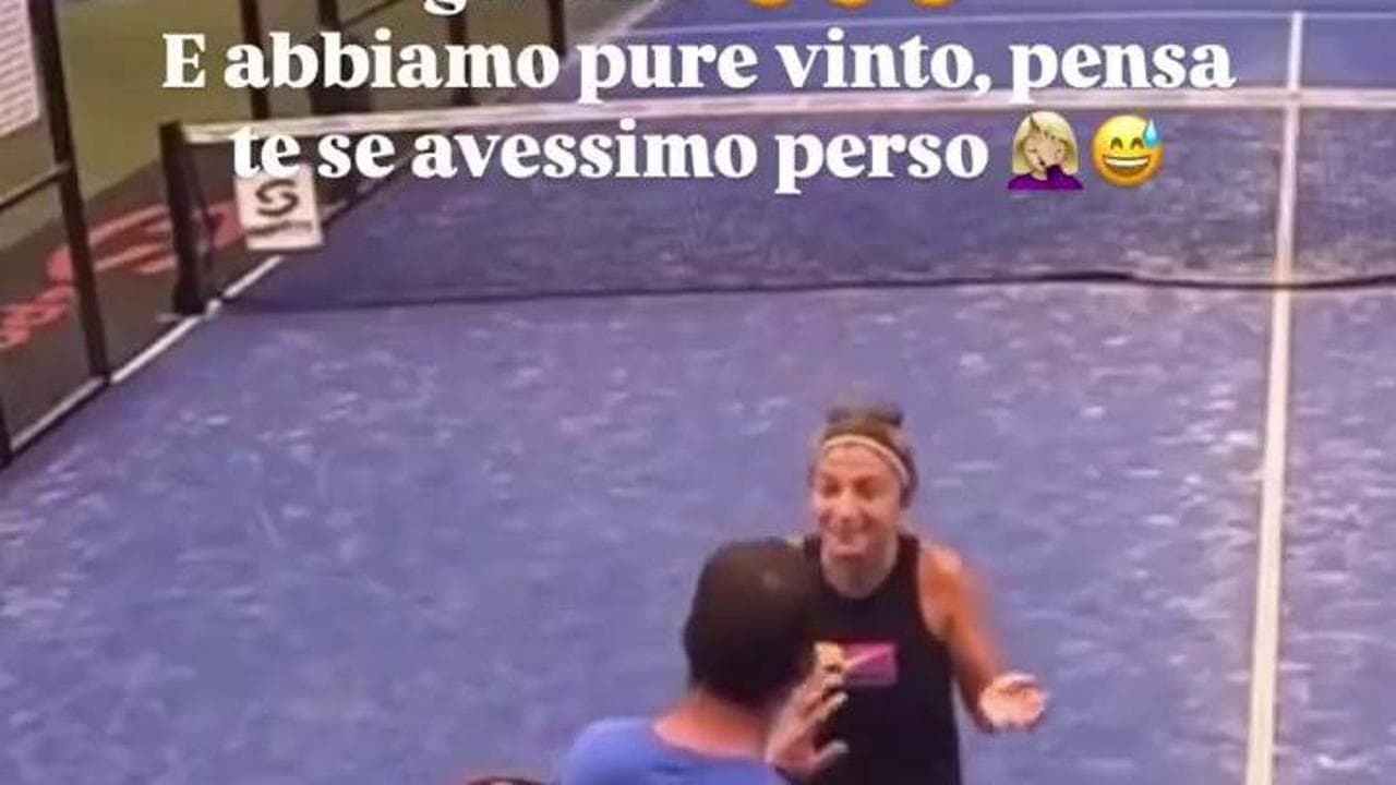 Sara Errani discute con il suo allenatore Pablo Lozano sul campo da padel: un "litigio" tutto da ridere