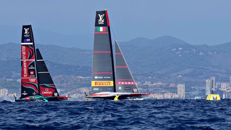 Emirates Team New Zealand in una regata con Luna Rossa Prada Pirelli
