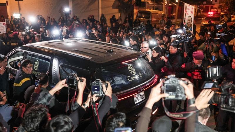 La folla davanti alla casa della figlia di Alberto Fujimori, Keiko. L'ex presidente ha vissuto a casa della figlia fino alla fine