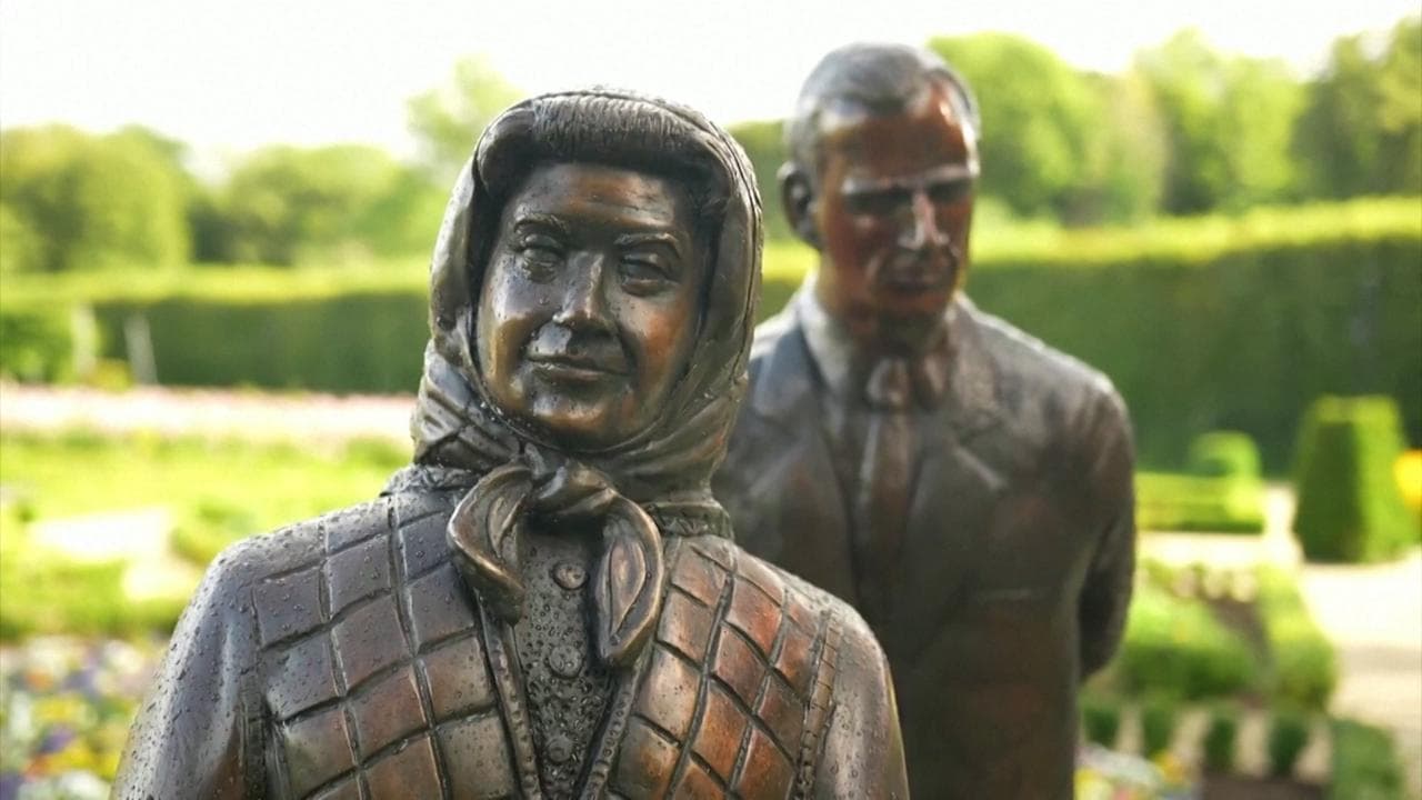 La statua della Regina Elisabetta in Irlanda del Nord che fa discutere: "E' brutta e somiglia poco". Polemiche nel regno