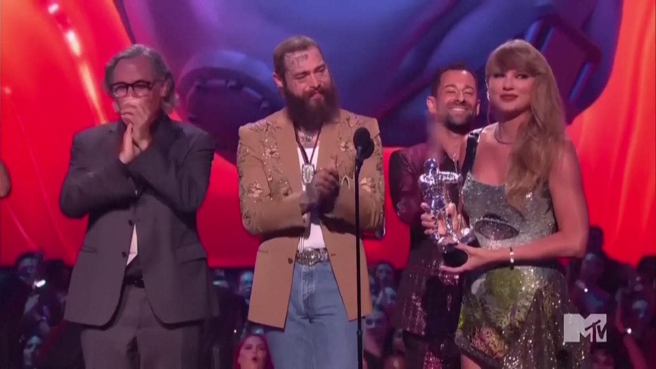Taylor Swift, appello ai fan dal palco degli Mtv Vma: "Se avete più di 18 anni, registratevi per votare"