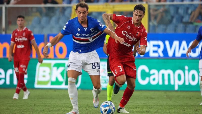 Un'immagine del campionato di Serie B: Sekulov e Mantovani in Sampdoria-Bari