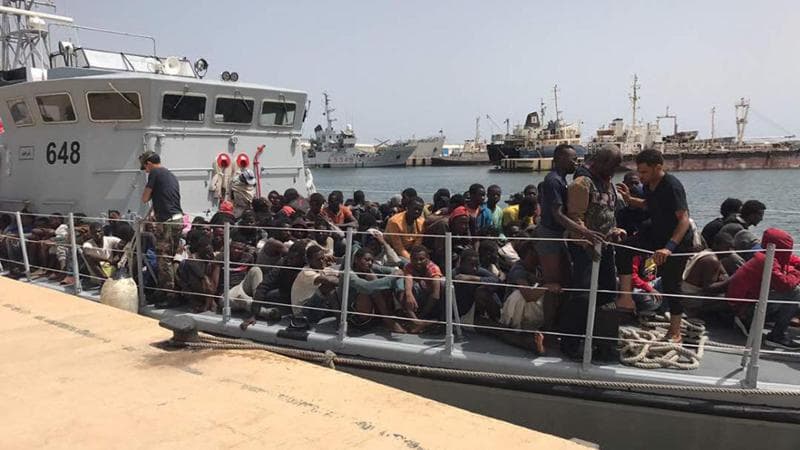 Migranti, niente telefonino senza permesso di soggiorno