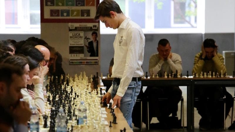 Luca Moroni in una sfida simultanea con 50 concorrenti. Foto di Massimo Alberico/Fotogramma