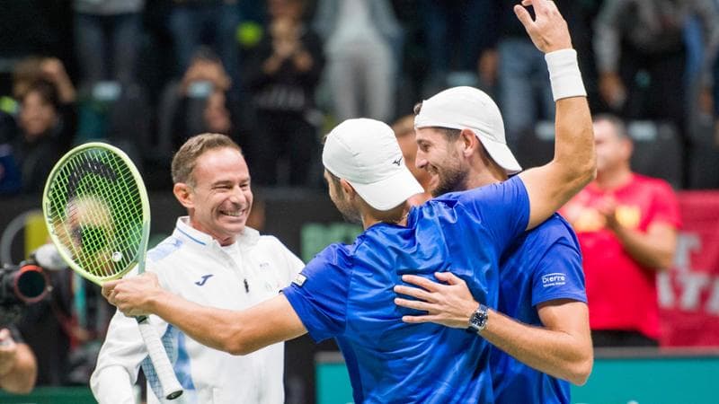 Bolelli e Vavassori festeggiano con Volandri dopo la vittoria contro il Belgio