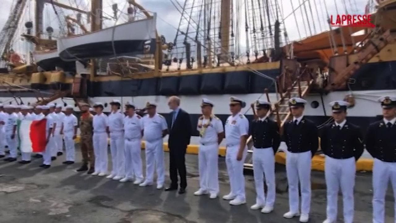 Filippine, festa al porto di Manila per l’arrivo della nave italiana Amerigo Vespucci