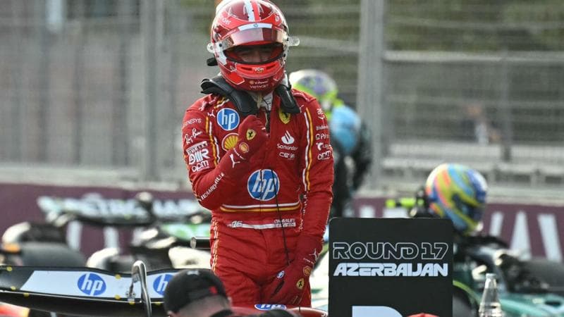 Charles Leclerc festeggia la sua pole position a Baku