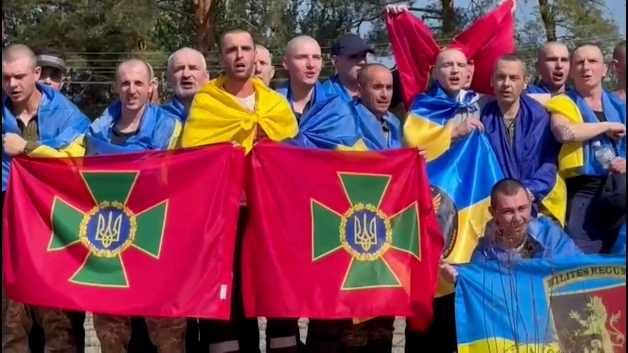 Ucraina, la gioia di 103 soldati liberati in un nuovo scambio di prigionieri con la Russia