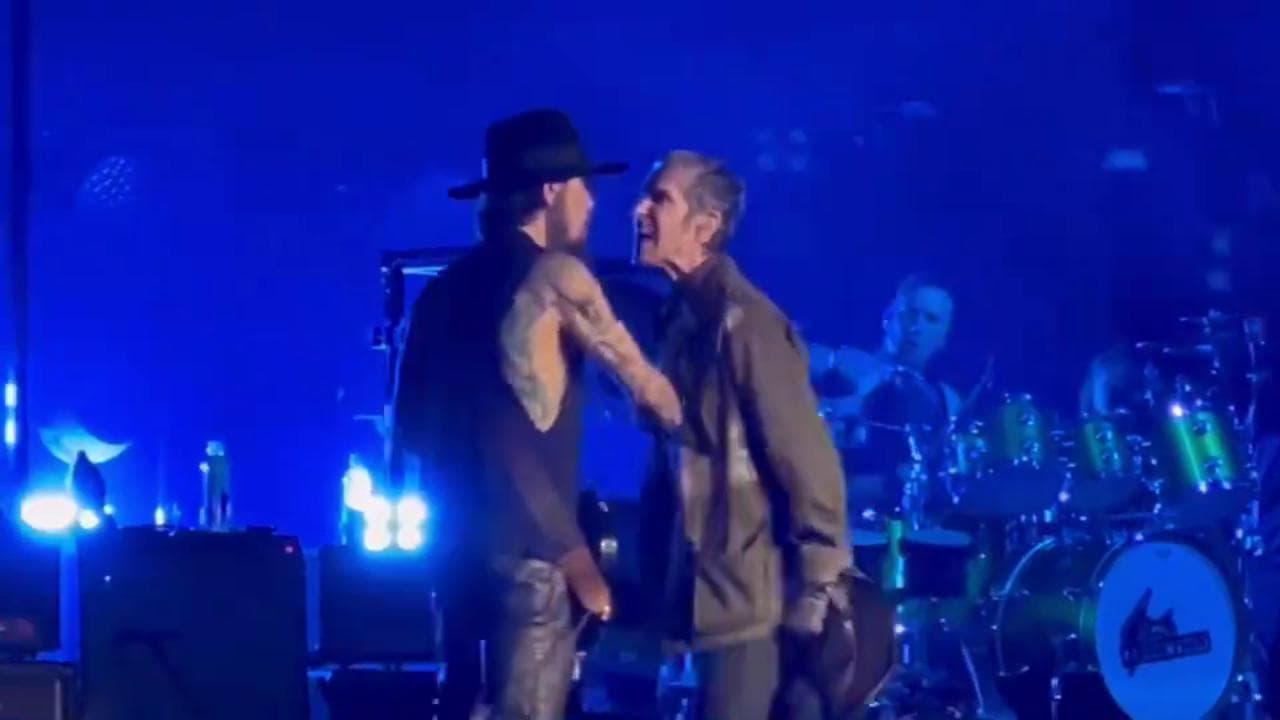 Boston, rissa sul palco al concerto dei Jane's Addiction: il cantante Perry Farrell aggredisce il chitarrista Dave Navarro
