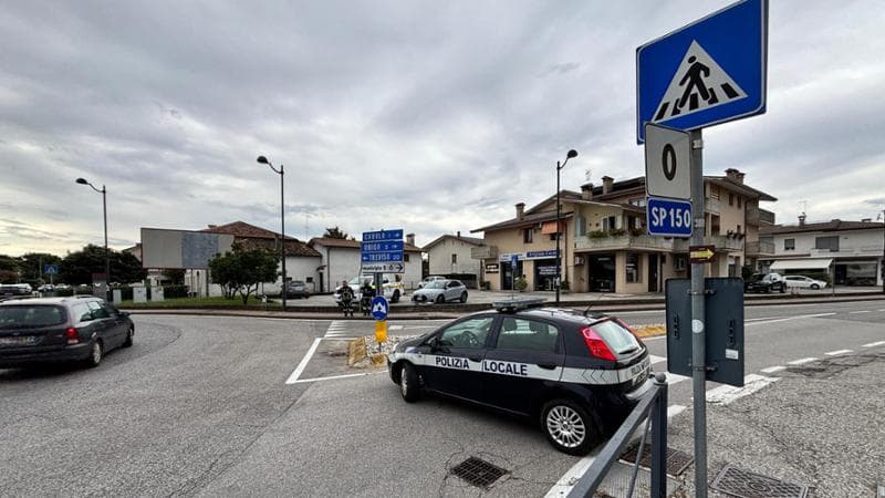 Treviso, donna scompare con la figlia di tre anni: in casa ha lasciato una lettera di addio. Trovata l’auto vicino a un ponte