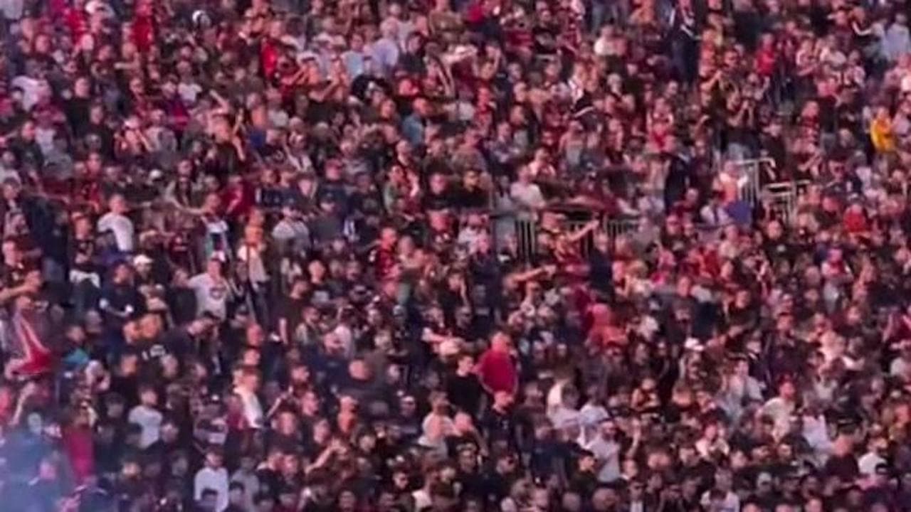 Fumogeni e petardi in campo, Cagliari-Napoli sospesa per sette minuti: ferito uno steward in curva