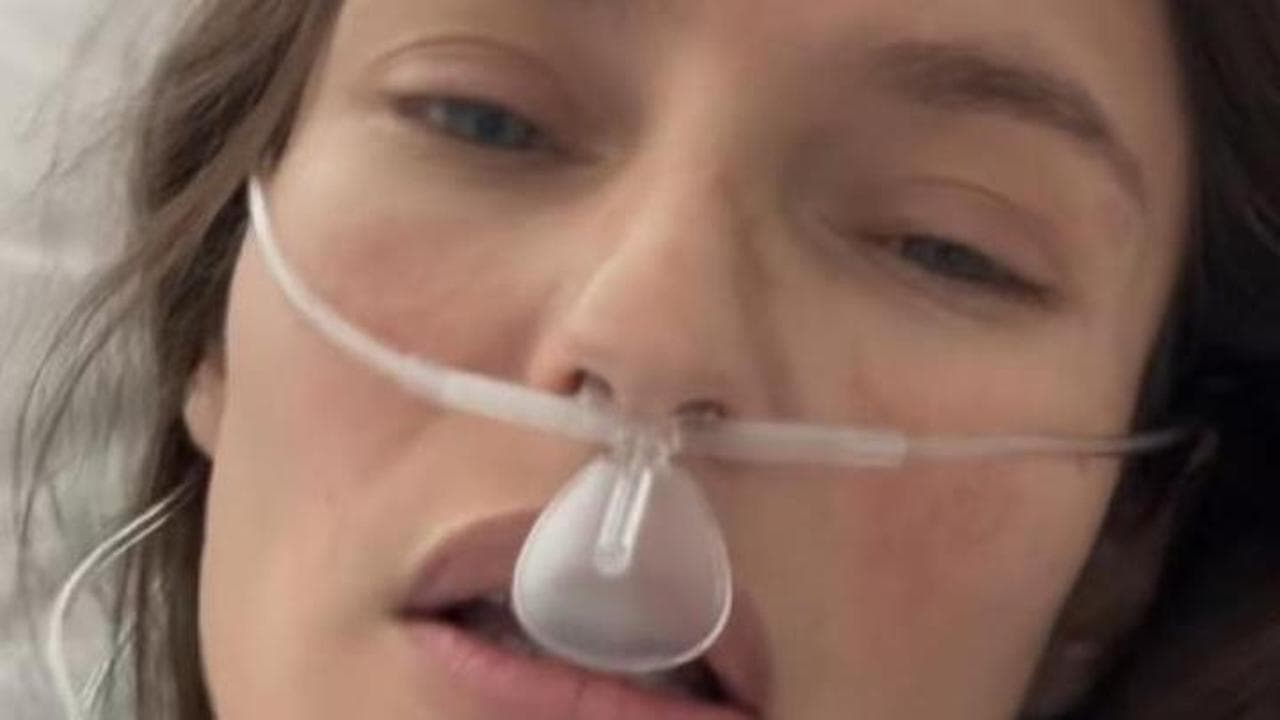 Bianca Balti operata per un cancro ovarico: "Sono stata malissimo, ma ora ho un lungo viaggio da affrontare"