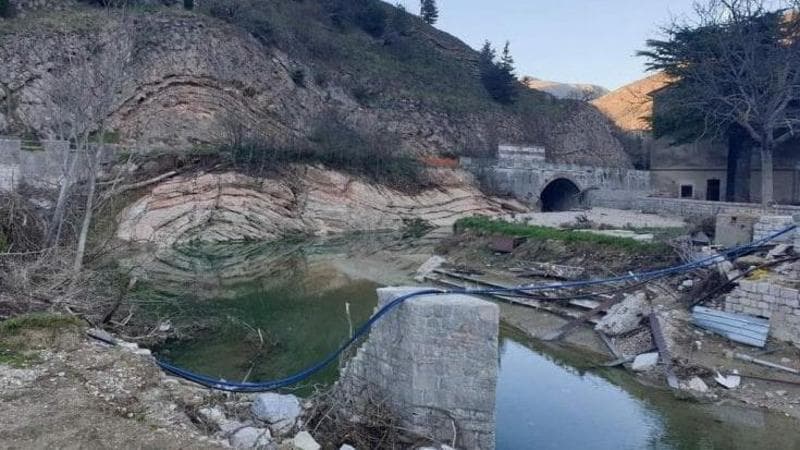 Uno dei ponti distrutti dall'alluvione