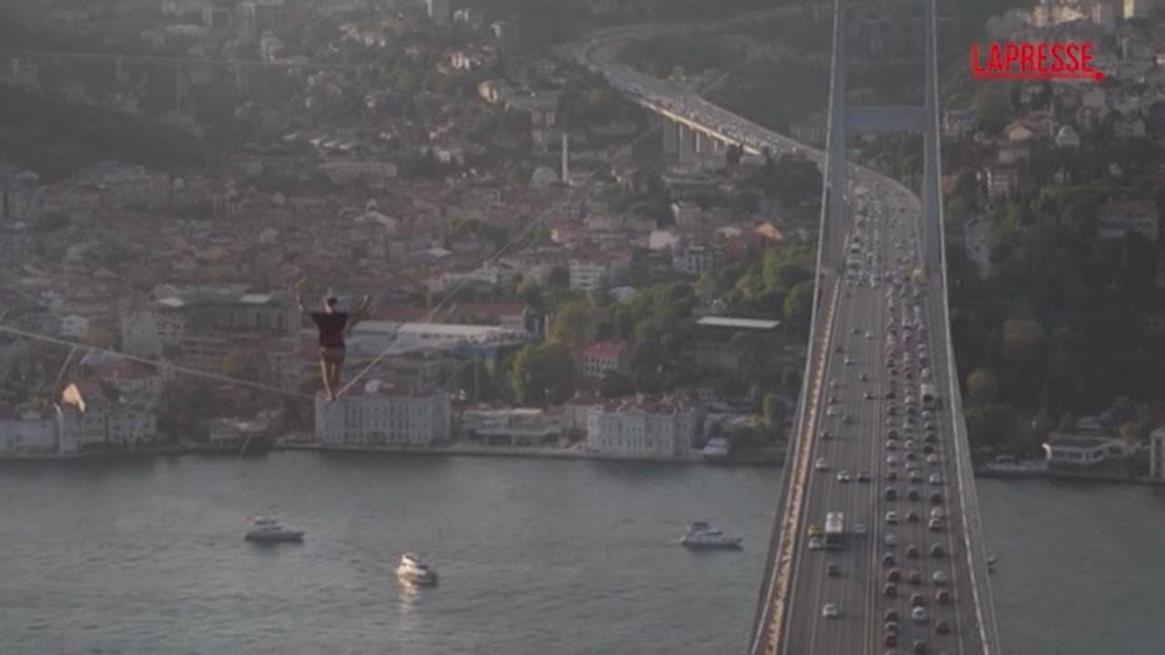 Turchia, l'impresa dell'equilibrista Jaan Roose: attraversa il Bosforo su una corda tesa a 165 metri