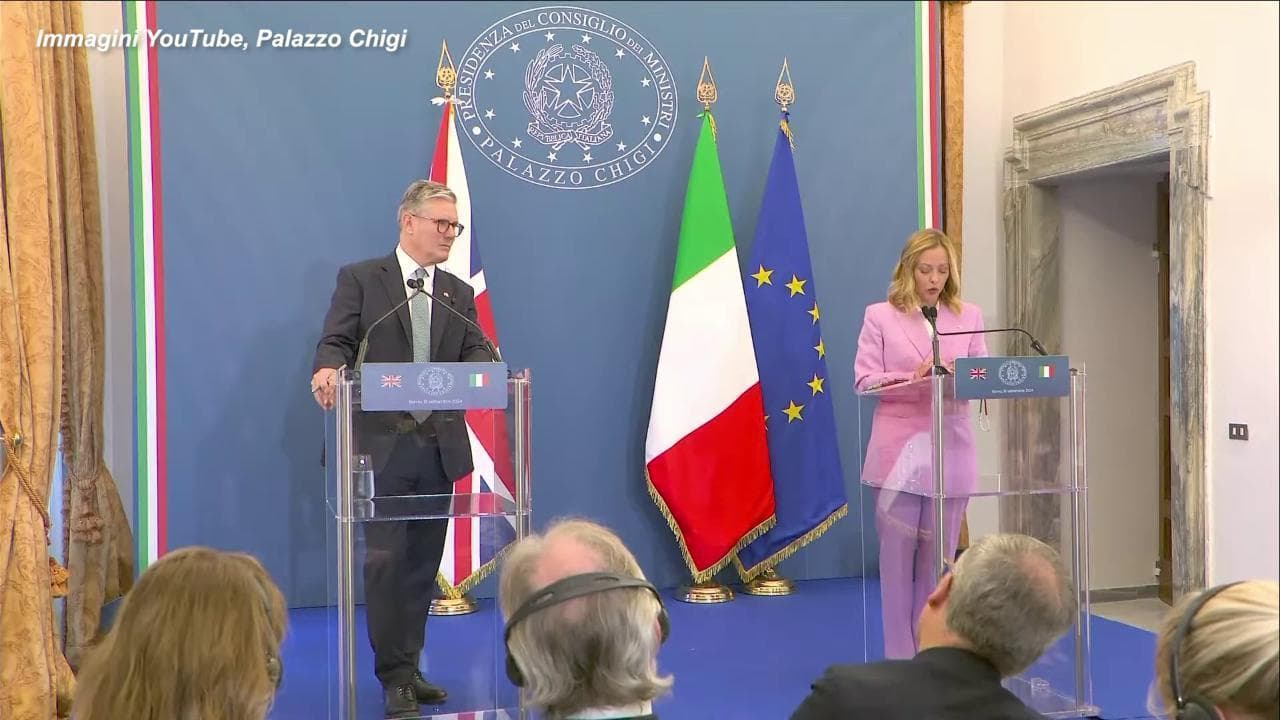 Meloni incontra Starmer: "Esplorare soluzioni nuove sui migranti"