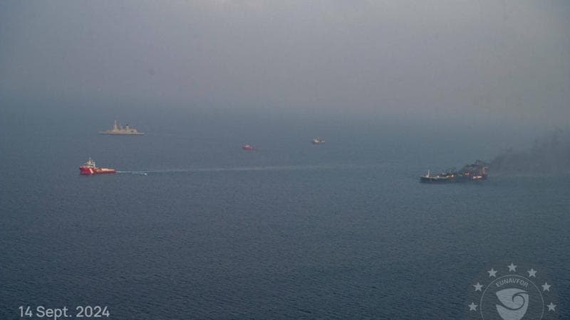 La petroliera colpita dagli Houti scortata dalle navi Ue: l’Italia guida la missione per salvare il Mar Rosso dal disastro ambientale