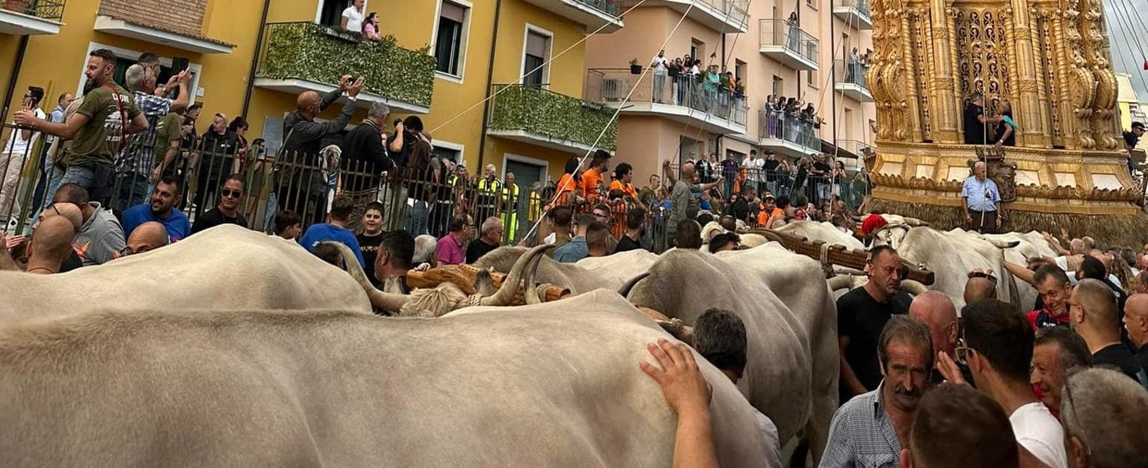 G7 con carro e buoi nel paese lontano da tutto. Piantedosi porta i ministri dell’Interno sulle colline di casa sua
