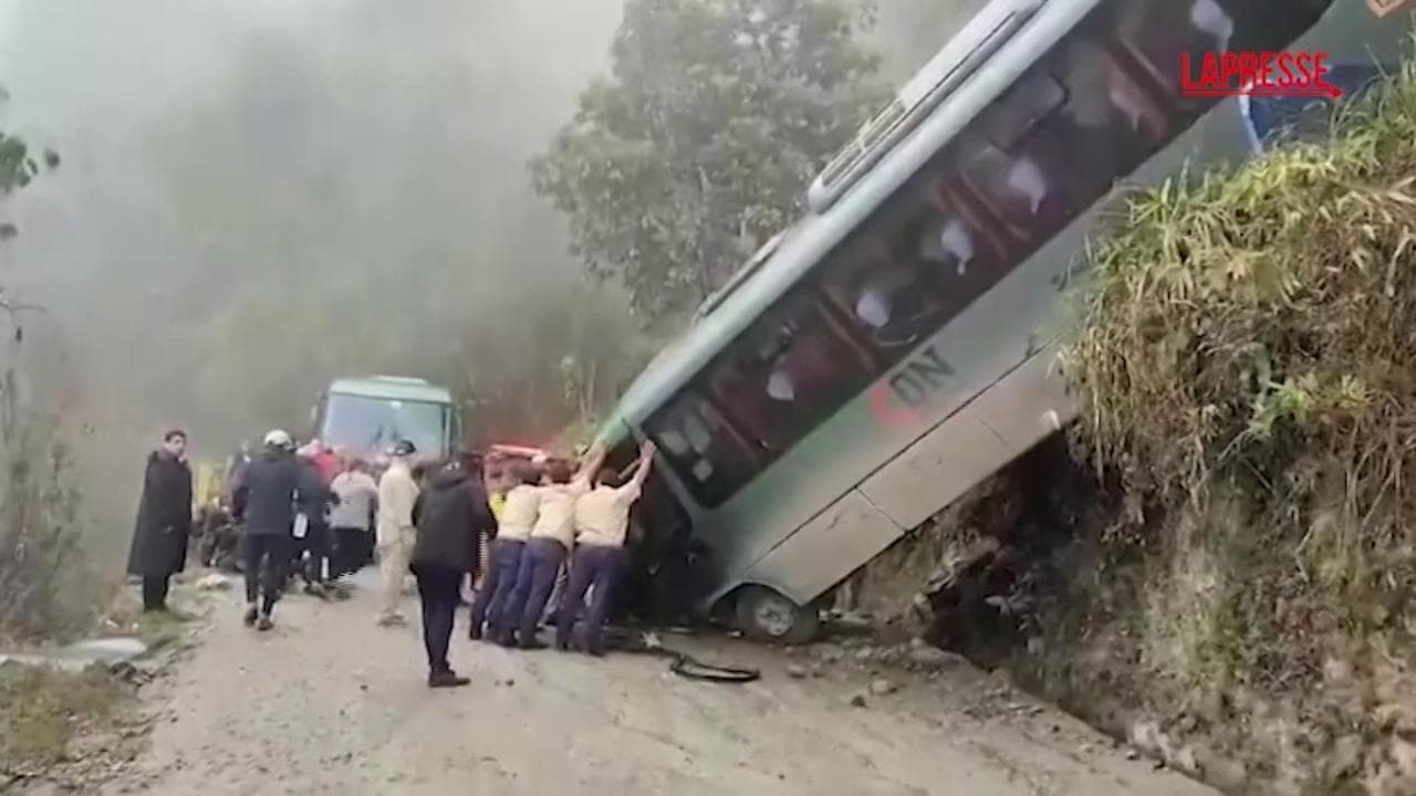 Perù, bus fuori strada a Machu Picchu: turisti italiani tra i feriti