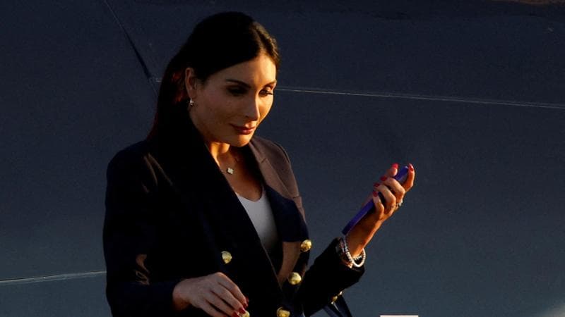 Trump e Donald Jr, al centro dei gossip. Laura Loomer a Bettina Anderson oscurano le donne di famiglia