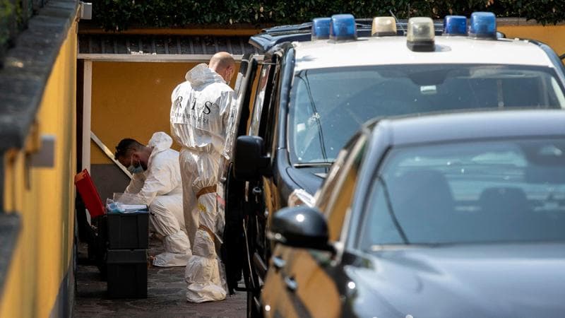 Parma, i Ris tornano a scavare nel giardino. Così la mamma del neonato ucciso cercava sul web come abortire un secondo figlio