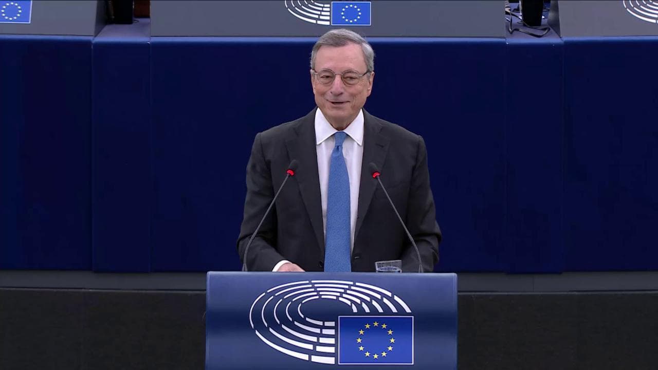 Parlamento Ue, Draghi a Strasburgo fatica a trovare il podio: "È da un po' che manco"