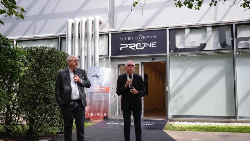 L'amministratore delegato di Alfa e responsabile divisione di OnePro, Jean-Philippe Imparato, a sinistra, e a destra il ceo di Stellantis, Carlos Tavares