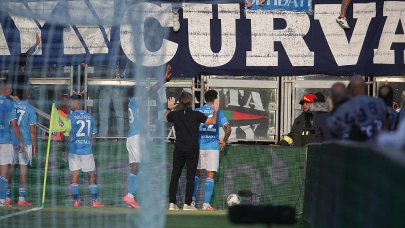 Di Lorenzo e Oriali sotto il settore dei tifosi del Napoli