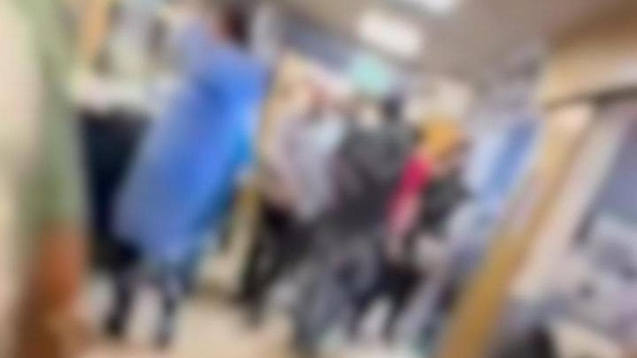 Beirut, i cercapersone esplosi causano undici morti e migliaia di feriti: il caos in un pronto soccorso
