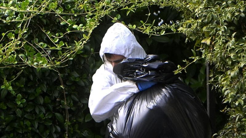 I carabinieri nel giardino dove sono stati trovati i neonati morti a Vignale di Traversetolo
